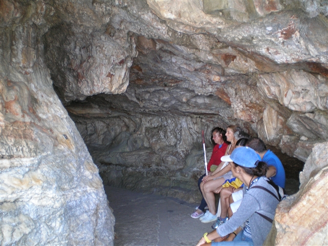 Qualcuno seduto sulla roccia attende i compagni che sono andati a visitare le grotte.